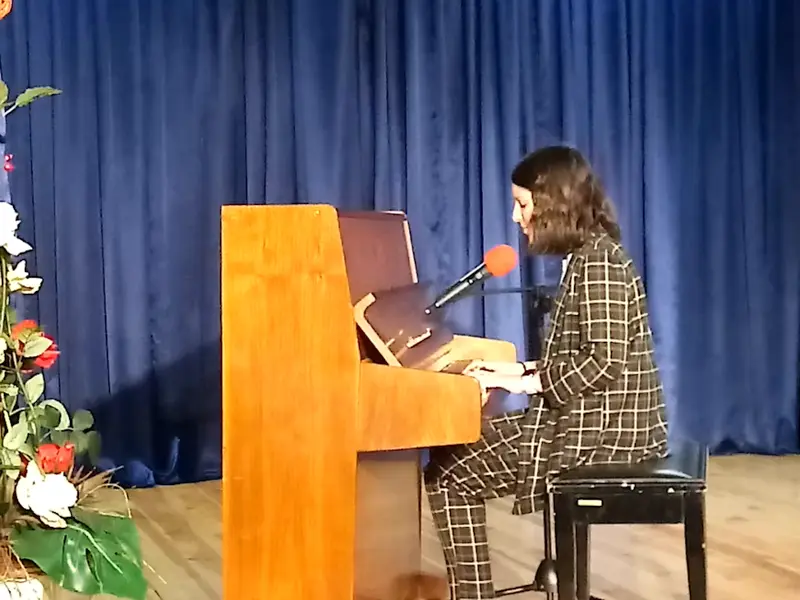 Patrycja Wachowska przy pianinie