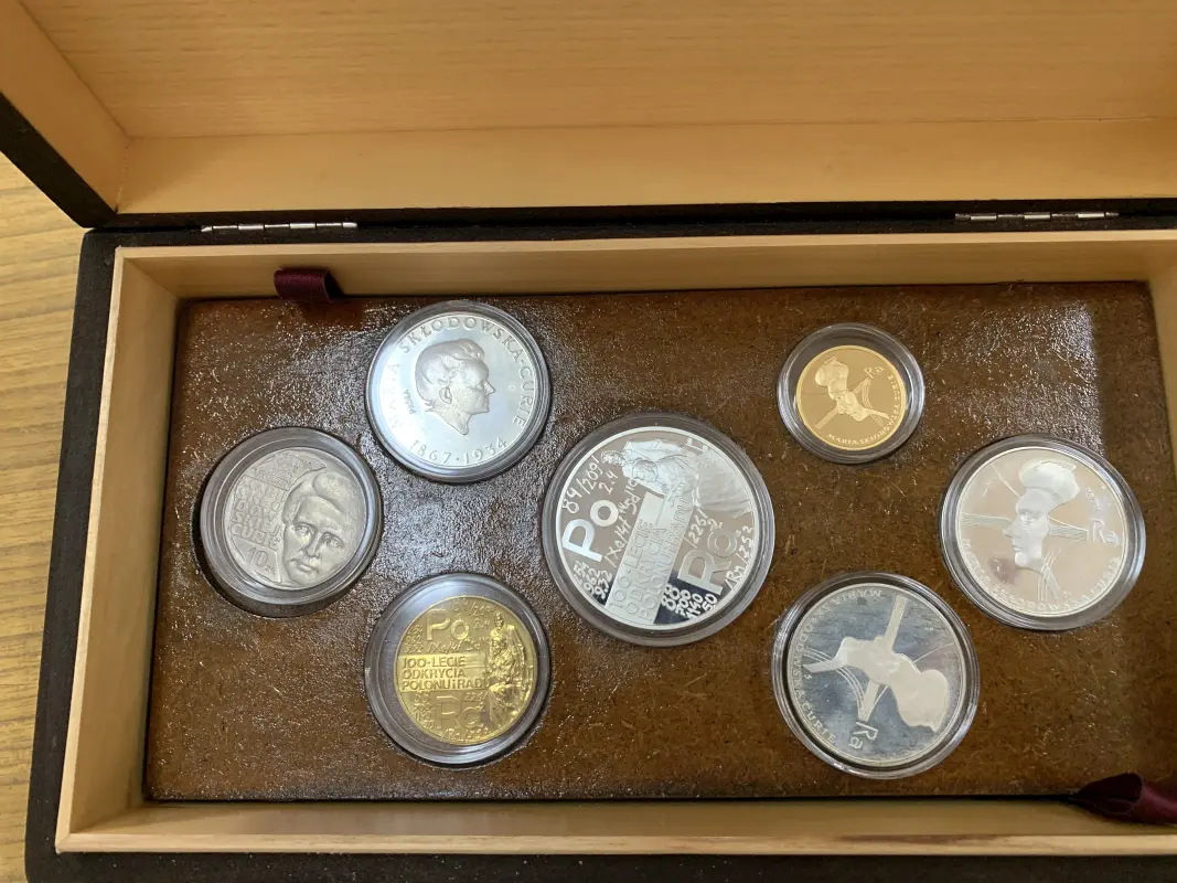 monety upamiętniające Marię Skłodowską-Curie i jej odkrycia